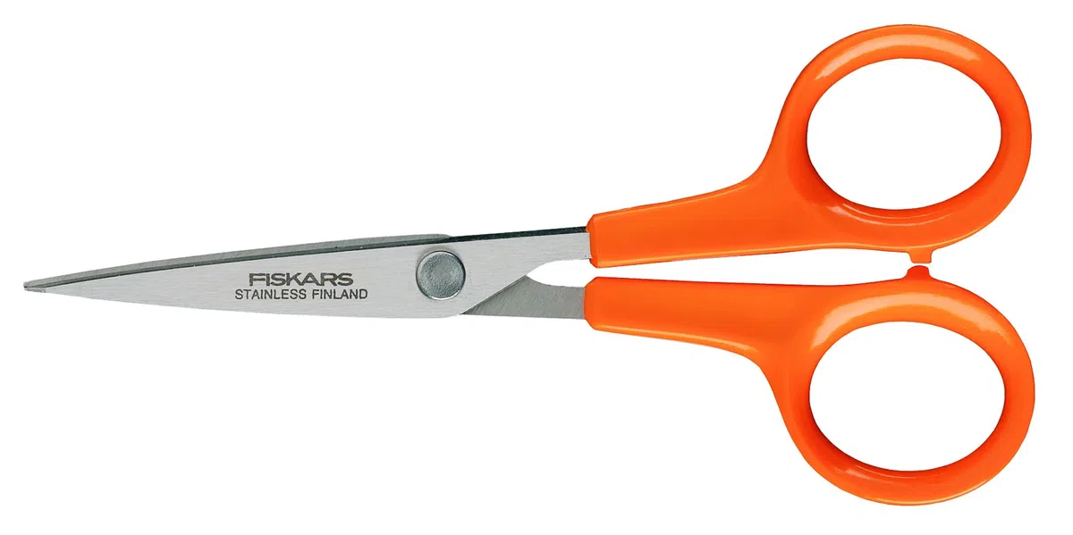 Fiskars Tijeras para trabajos manuales, Classic, Longitud: 13 cm, Para diestros y zurdos, Hoja de acero inoxidable/mangos de plástico, Naranja, 1005153