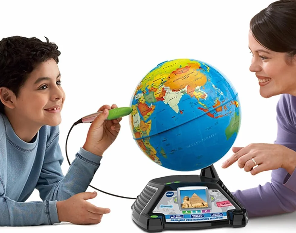VTech Giramondo – Video globo terráqueo interactivo, mapamundi para niños con bolígrafo táctil y pantalla de 2,7 pulgadas, incluye 600 videos BBC, juegos educativos y cuestionarios, idioma italiano,