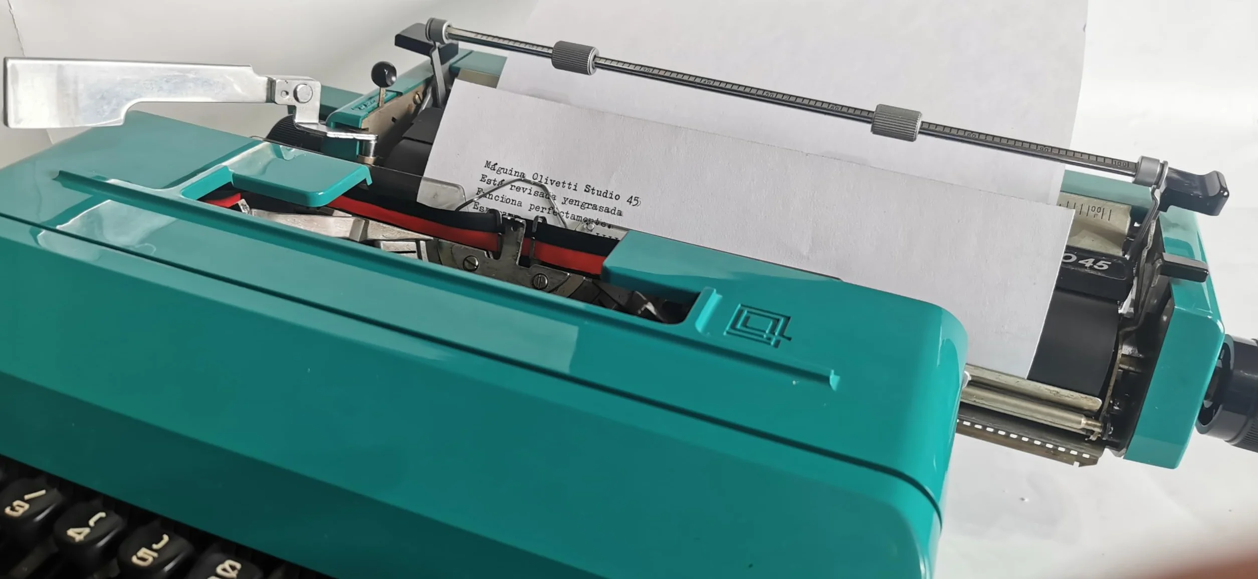 Máquina de Escribir Vintage Olivetti Studio 45 - Teclado en Castellano Revisada y Puesta a Punto por un Profesional. Funciona Perfectamente. Ideal para Coleccionismo y Uso Personal.