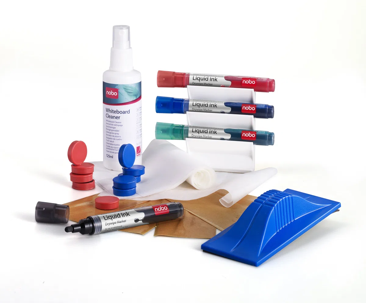 Nobo Kit de Pizarra Blanca, Incluye Borradores, Recambios, 4 Rotuladores con Soporte, Paños Absorbentes y Spray Limpiador, 1901430