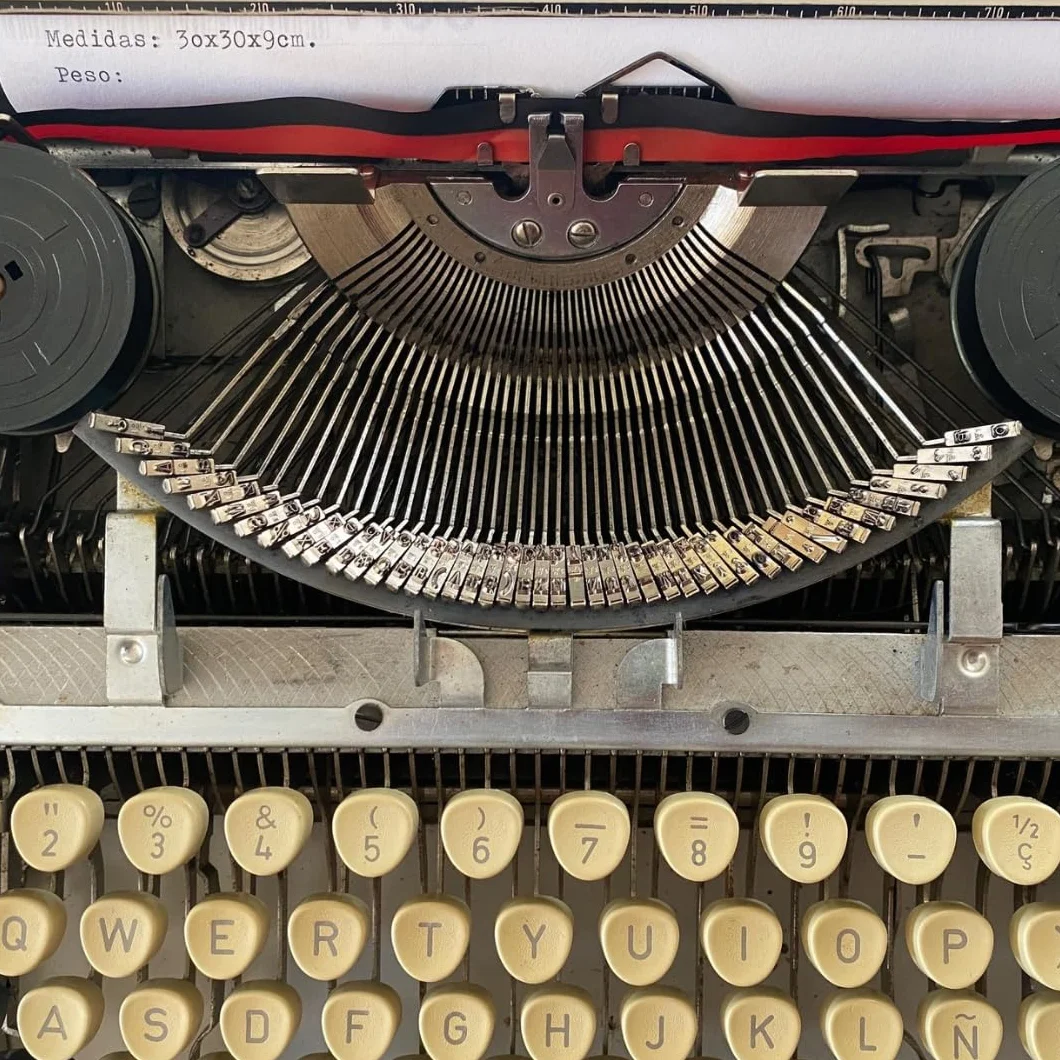Genérico Máquina de Escribir Vintage Adler Tippa - Teclado QWERTY en Castellano con Letra Ñ - Ideal para Coleccionismo - Totalmente Funcional con Servicio técnico en Buenas Condiciones