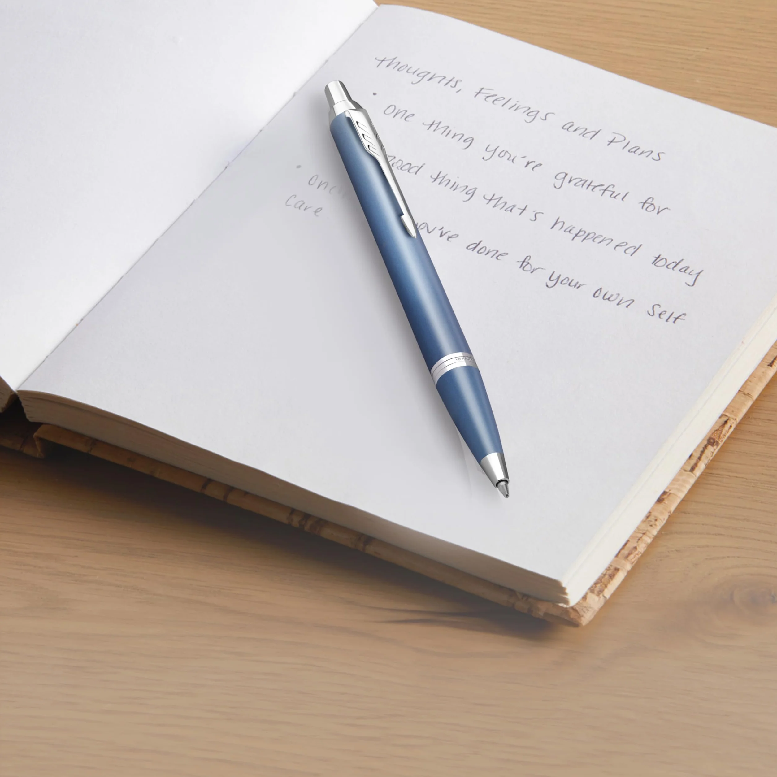 Parker IM Bolígrafo Writing Rituals | acabado Azul degradado con adornos cromados | punta media | tinta azul | estuche de regalo