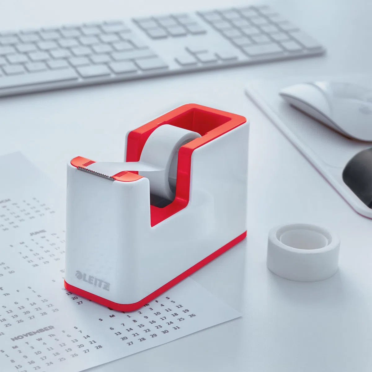 Leitz WOW Dispensador de Cinta, Base Robusta, Incluye un Rollo de Cinta Adhesiva, Portarrollos de Cinta para Escritorio, Blanco/Rojo, 53641026