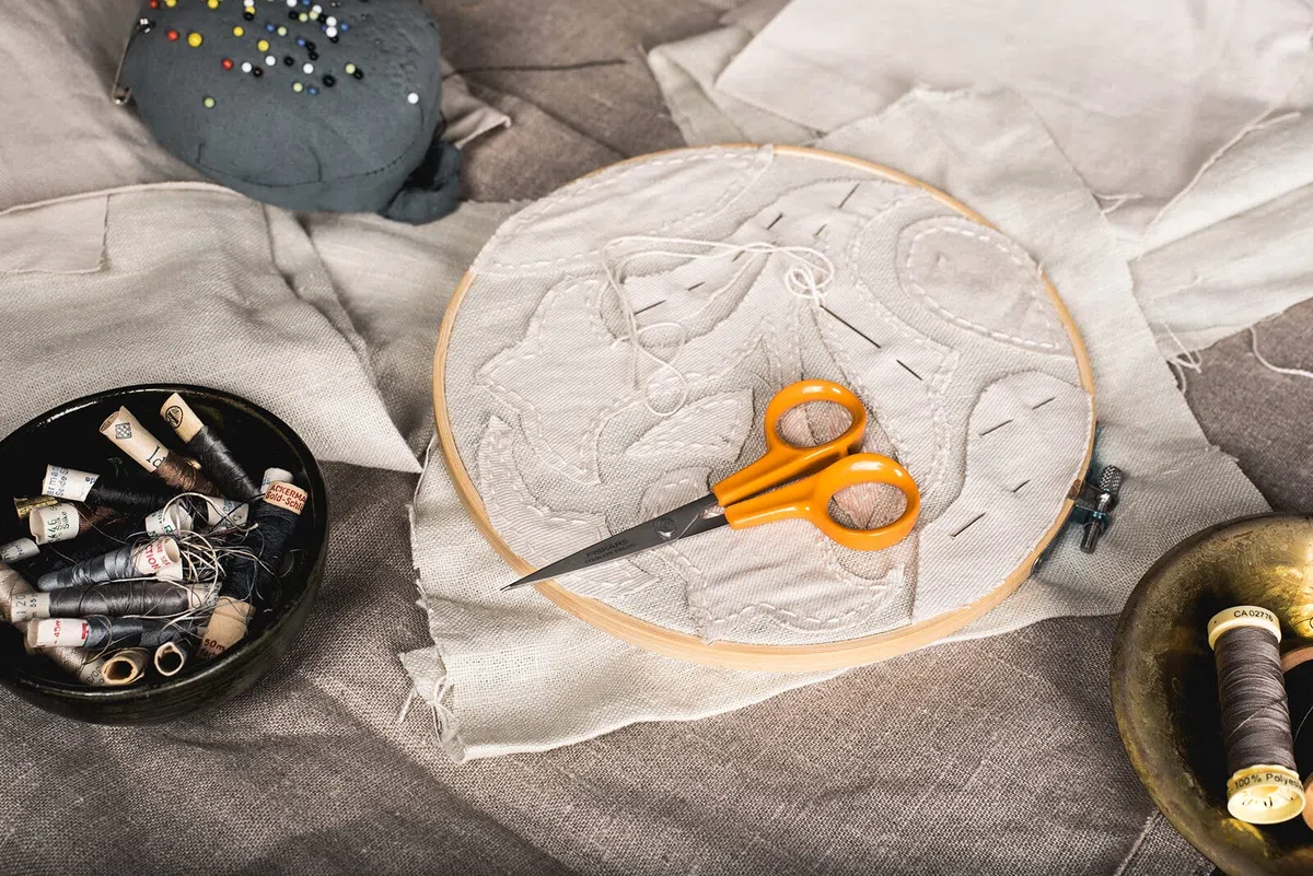 Fiskars Tijeras para trabajos manuales, Classic, Longitud: 13 cm, Para diestros y zurdos, Hoja de acero inoxidable/mangos de plástico, Naranja, 1005153