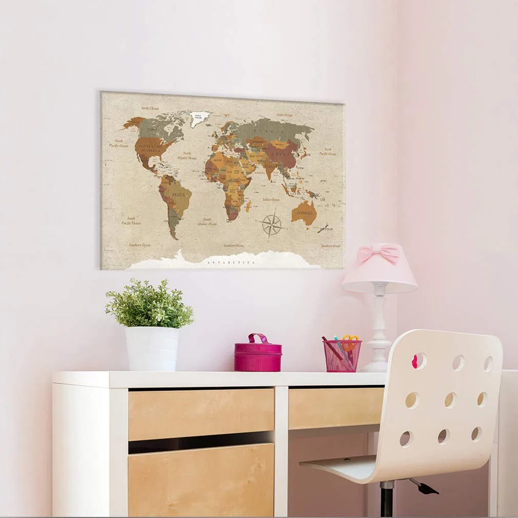 decomonkey Mapa mundi viajes 50 chinchetas - 90x60 cm Tablero de lienzo - Letra inglesa - sobre fondo beige Decoración de pared para el salón despacho Viaje en tablero de fibra