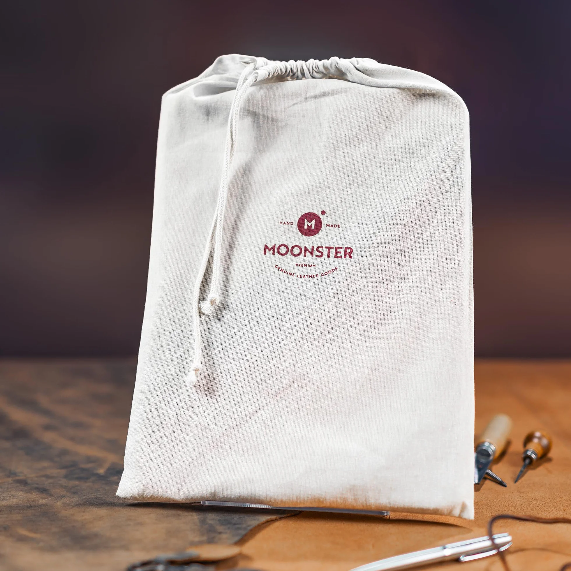 Moonster Portadocumentos de Cuero – Carpeta de Documentos A4 – Portafolio de Cuero con Lujoso Bolígrafo Bloc de Notas y Portatarjetas – Portadocumentos para Mujer y Hombre