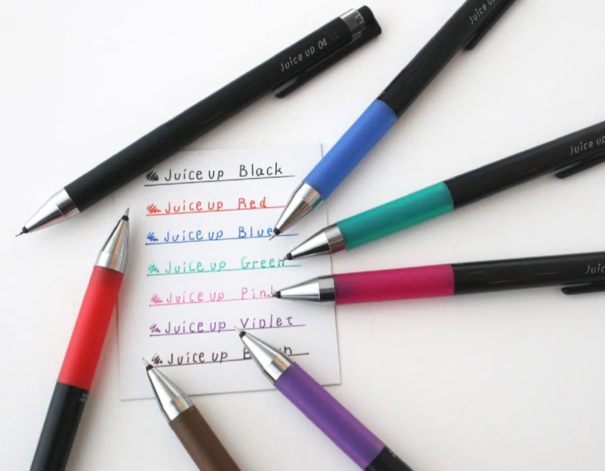 Pilot 05 Bolígrafo de gel retráctil de 0,5 mm, punta extra fina, set de 10 colores (LJP-20S5-10C) con adhesivo Kanji LOVE