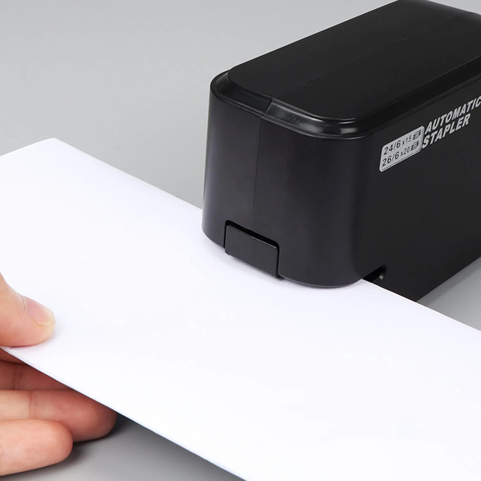 Engrapadora eléctrica automática de papel con capacidad de 20 hojas, uso de grapas 26/6 o 24/6, funciona con pilas o adaptador de CA para oficina, escuela, hogar, color negro