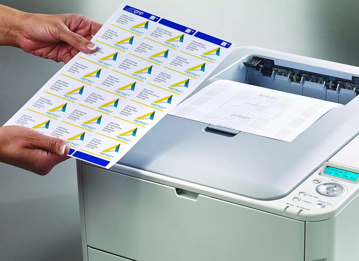 Avery España L7159-100-Etiquetas adhesivas blancas ideales para para envios paquetes, imprimibles, medida 63.5x33.9mm, Caja de 2400