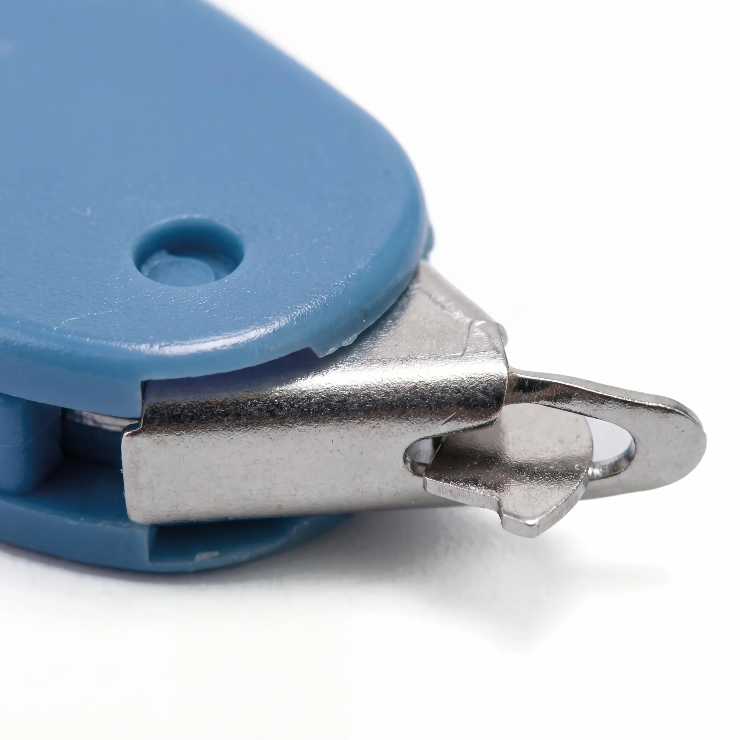 KMINA Quitagrapas (20 Unidades) Azul Estéril Desechable con Apertura Fácil Diseño Ergonómico Acero Inoxidable y ABS Sin Látex Envase Individual 97 x 5,4 mm