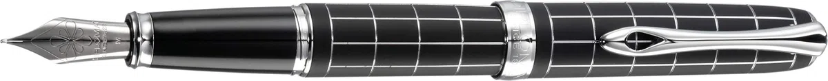 Diplomat A Plus Rhomb Guilloche - Pluma estilográfica con punta de acero (tamaño mediano), color negro | Carcasa de latón, tapa de clic deslizante, convertidor y dos cartuchos de tinta azul en estuche
