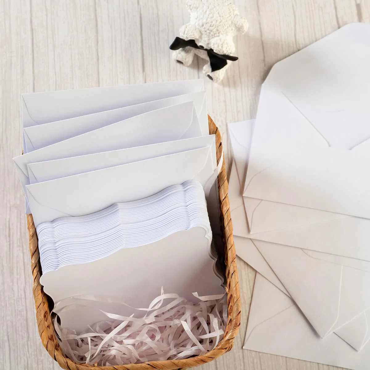 Paquete de 100 mini sobres blancos con tarjetas de notas blancas en blanco, sobres pequeños autoadhesivos para tarjetas de visita pequeñas (4 x 2.7 pulgadas, blanco y blanco)