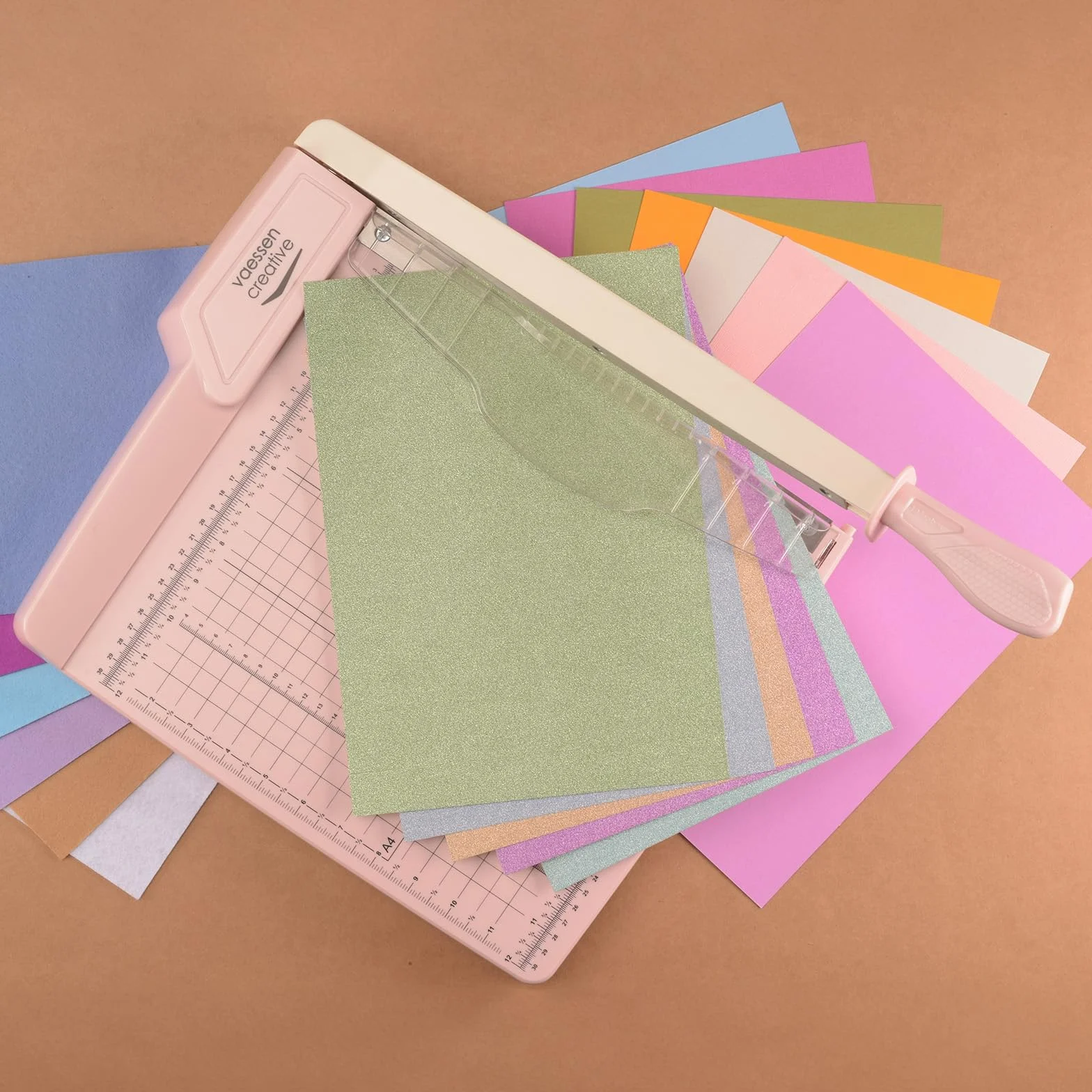 Vaessen Creative Guillotina de Papel 30 cm Rosa - Cortadora para Vinilo, Carton y Cartulina A4, A5 y A6 - Cizalla para Bricolaje, Scrapbooking, Journaling, Tarjetas y Manualidades