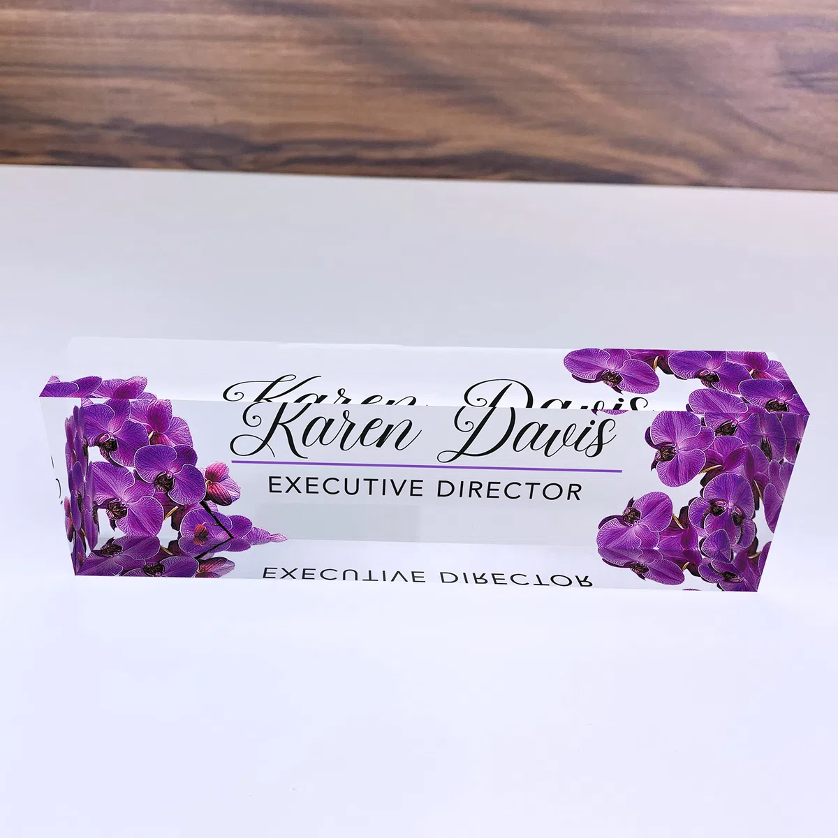 Artblox Placa de nombre personalizada para escritorio de oficina, diseño de orquídea morada sobre vidrio acrílico transparente, decoración de escritorio de oficina (8 x 2.5 pulgadas)