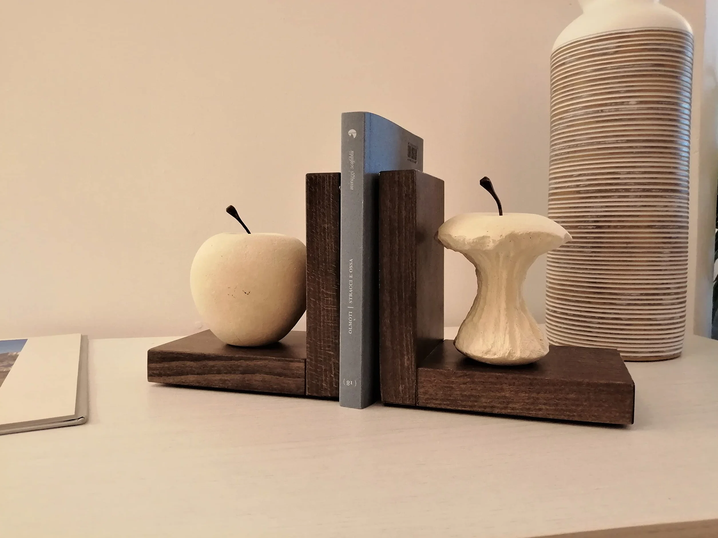 Progetto Arte Par de Sujetalibros Manzana Mordida Escultura de Piedra Base Madera Hecho a Mano
