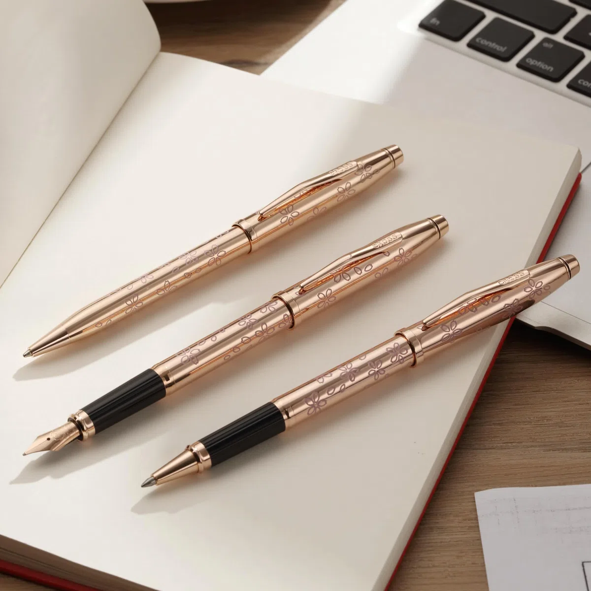Cross Century II Cherry Blossom - Bolígrafo roller (trazos M, color de escritura: negro, incluye caja de regalo), color oro rosa lacado, herrajes de acero inoxidable chapado en oro rosa