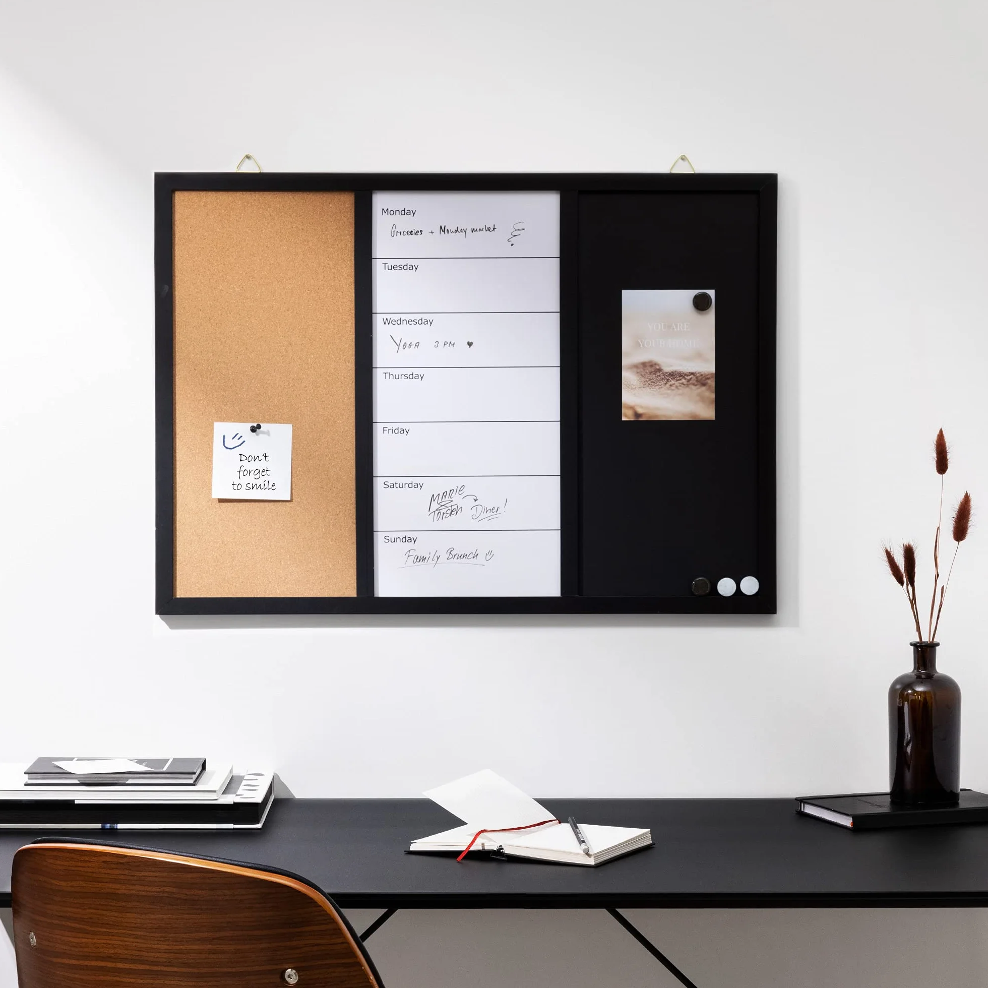 Navaris Tablero combinado de corcho pizarra y pizarra blanca magnética - Tablero de pared con marco 70x50 cm - Con tizas imanes chinchetas y rotulador