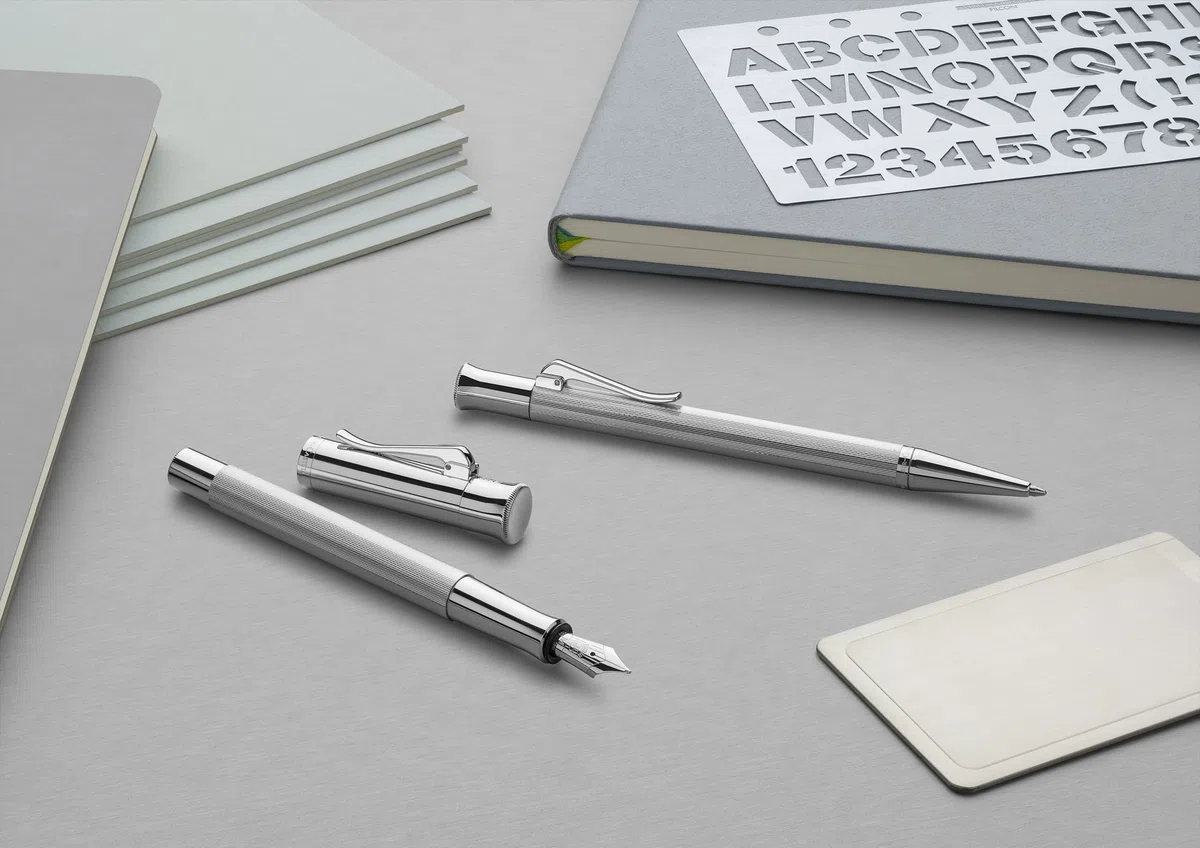 Graf von Faber-Castell 146534 Bolígrafo Guilloche, bañado en rodio | Cuerpo metálico guilloché con piezas metálicas rodiadas y recambio de gran capacidad B apto para documentos