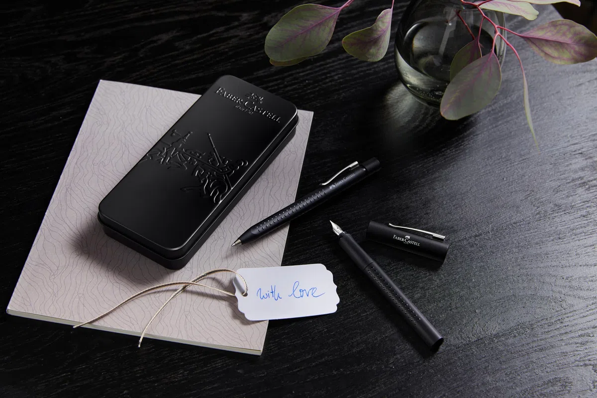 FABER-CASTELL 201626 - Set de regalo Grip Edition, All Black, con pluma estilográfica M y bolígrafo XB en estuche metálico