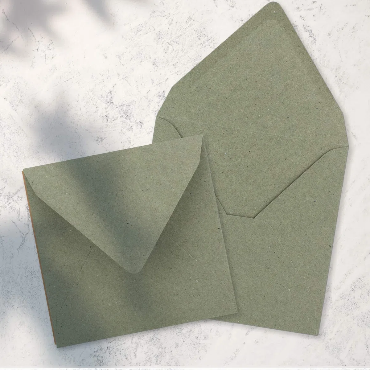 200 sobres vintage cuadrados de papel kraft gris - sostenibles - 15,5 x 15,5 cm - solapa en punta con cierre adhesivo húmedo - NEUSER PAPIER
