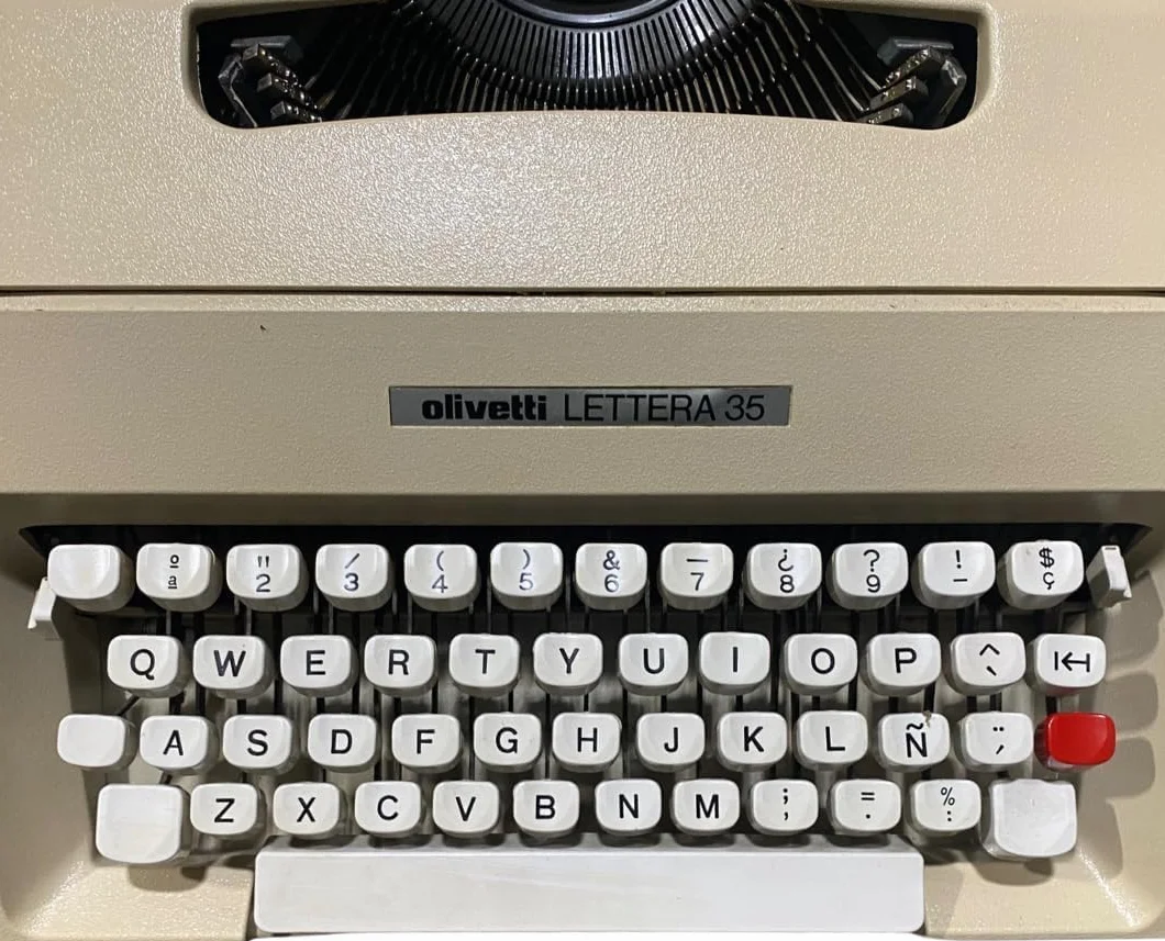 Genérico Máquina de Escribir Vintage Oliveti Lettera 35 - Teclado en Castellano Revisada y Funcional Ideal para Coleccionismo - Totalmente Funcional