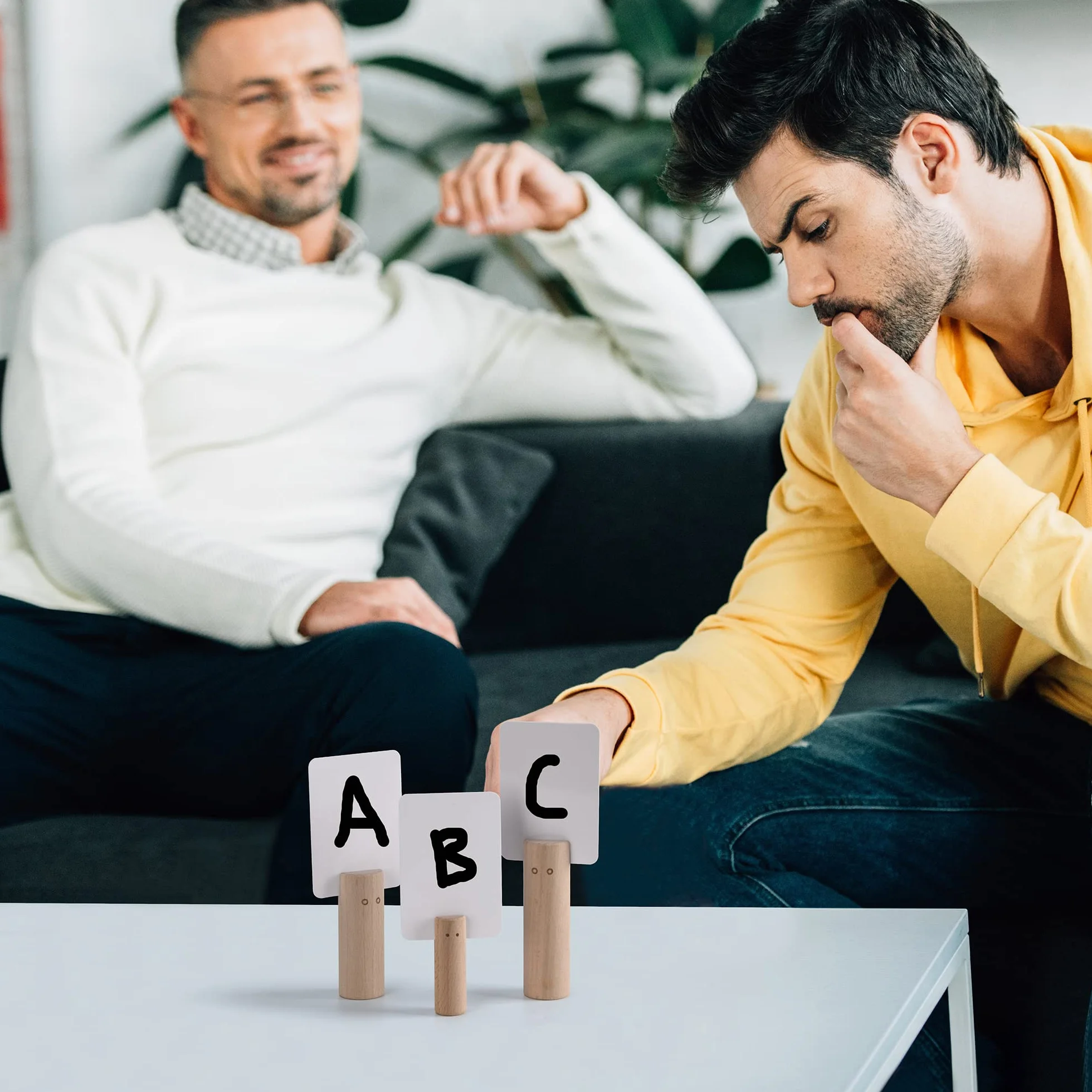 Figuras de madera con tarjetero para coaching sistémico y constelaciones familiares