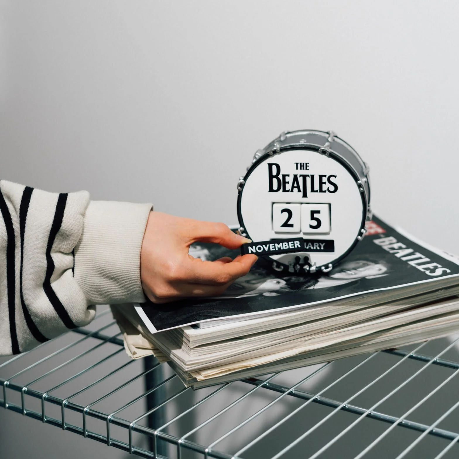 Figura The Beatles, Calendario Perpetuo 3D - Regalo Original : Decoracion Habitacion para amantes de Música Rock - Calendario sobremesa para adultos | The Beatles Merchandising