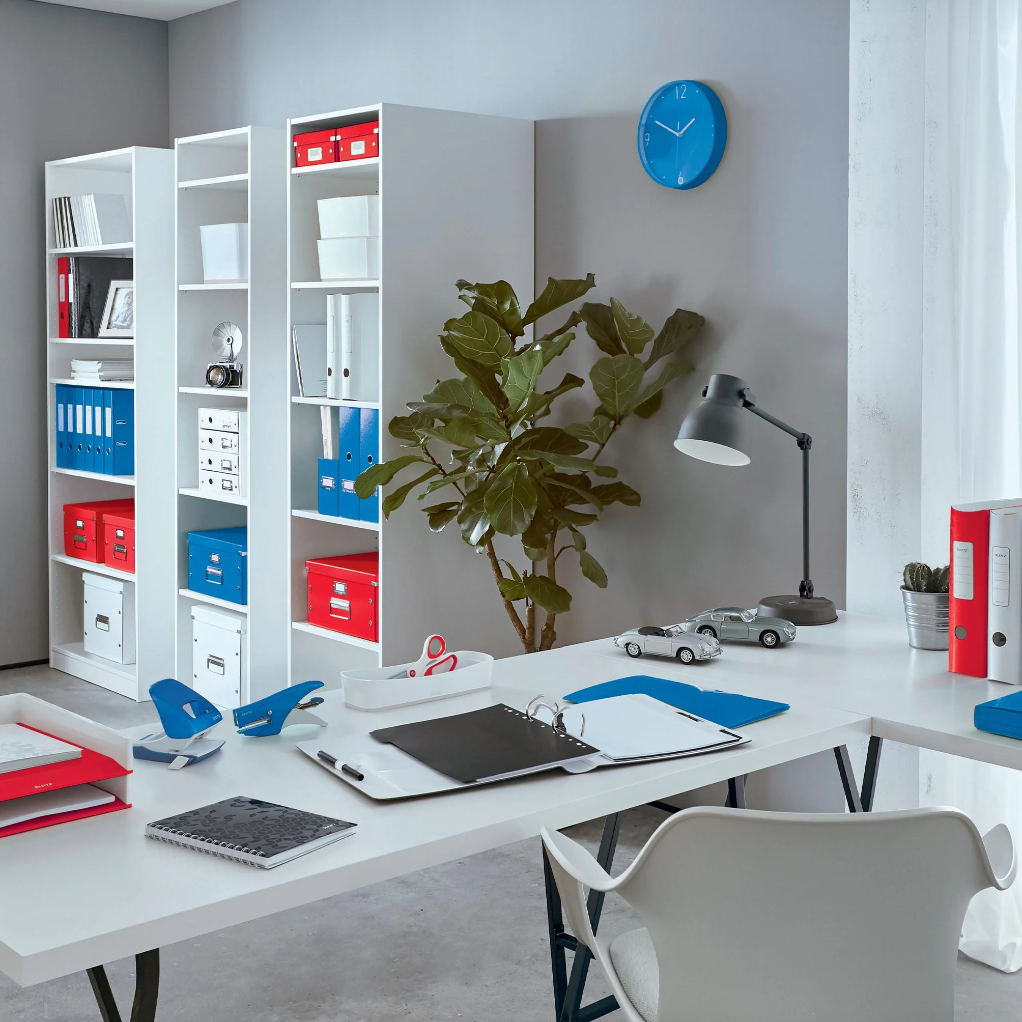 Leitz WOW Grapadora Eléctrica, Hasta 10 Hojas a la Vez, Funciona con Pilas, Rojo Metálico, Incluye 1000 Grapas E1, 55661026