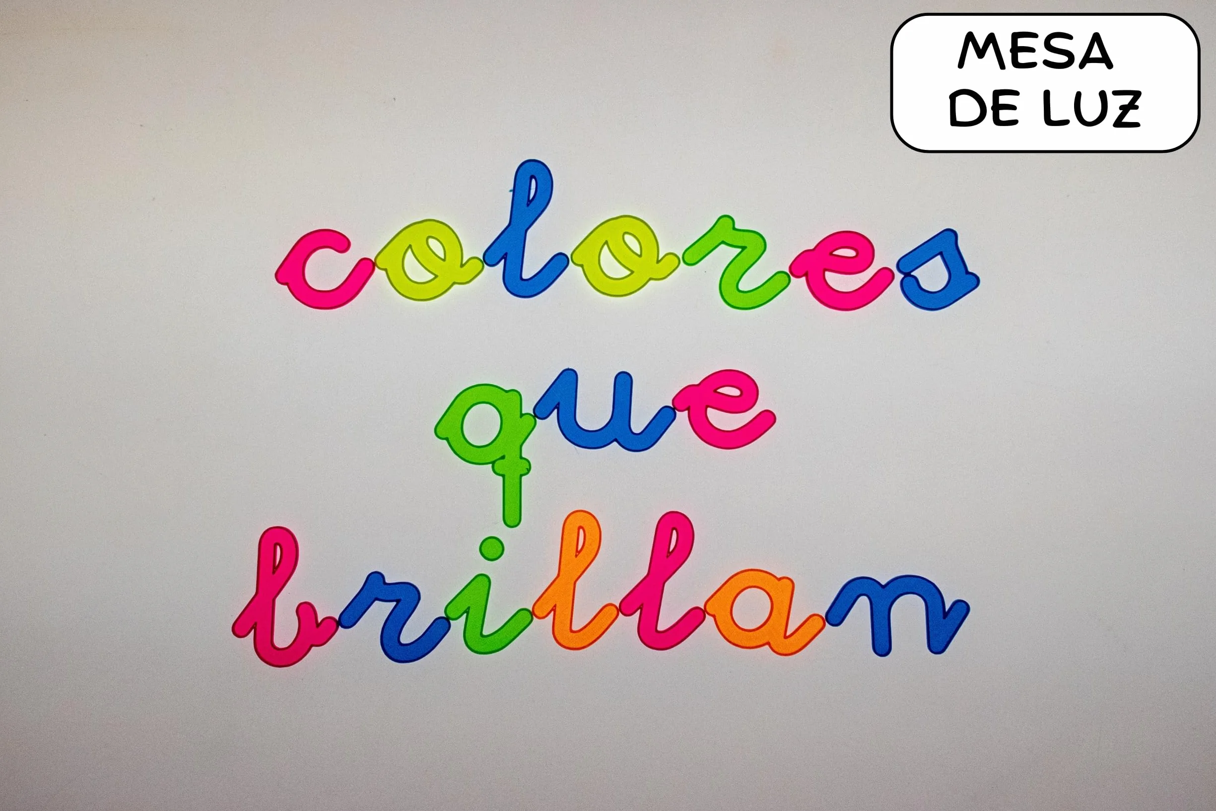 Abecedario Fluorescente en minúsculas enlazadas 94 Letras Neón Brillan con luz Negra