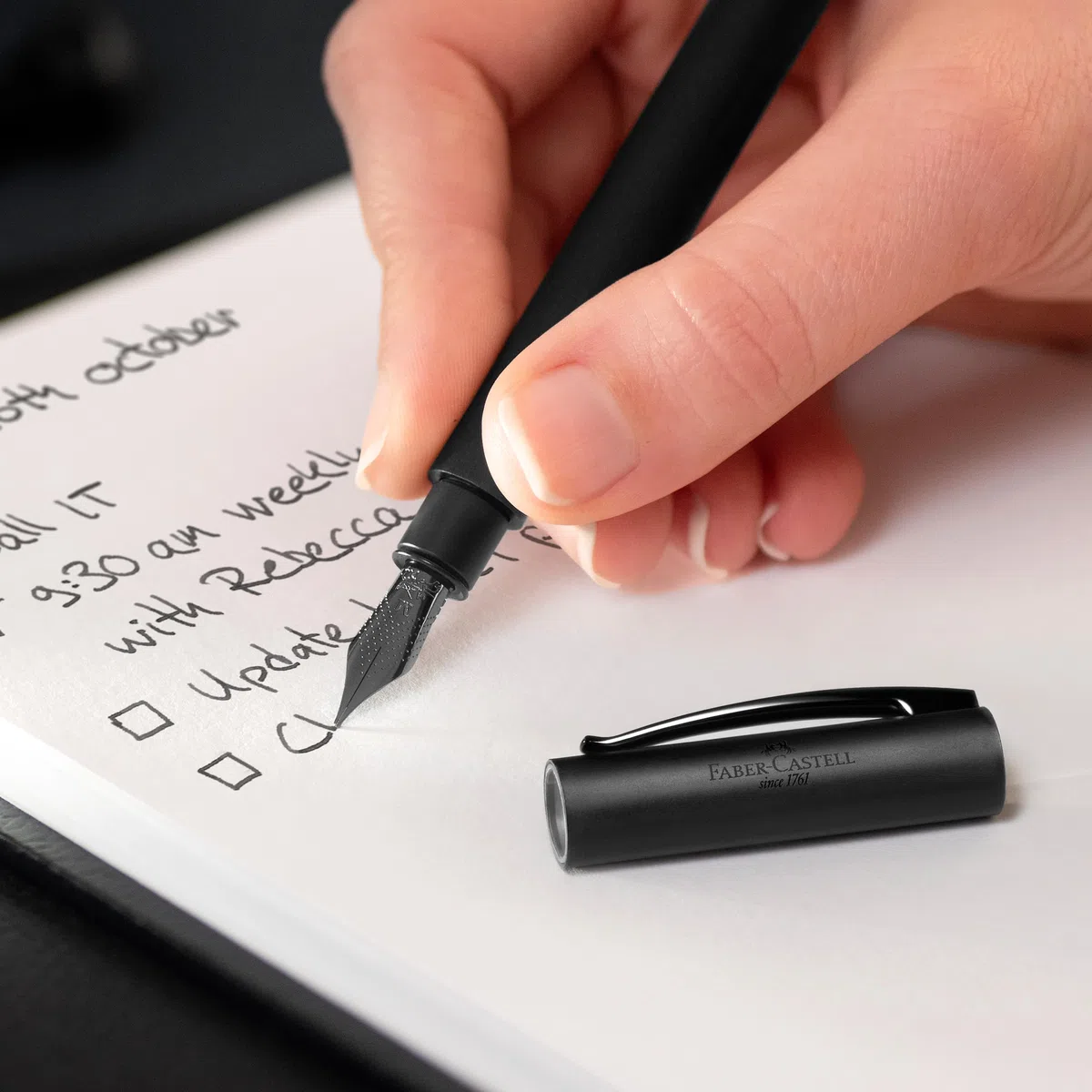 FABER-CASTELL - Pluma estilográfica Ambition All Black, plumín F | Pluma estilográfica negra con plumín de acero inoxidable, cartuchos y convertidor, incluye estuche de regalo