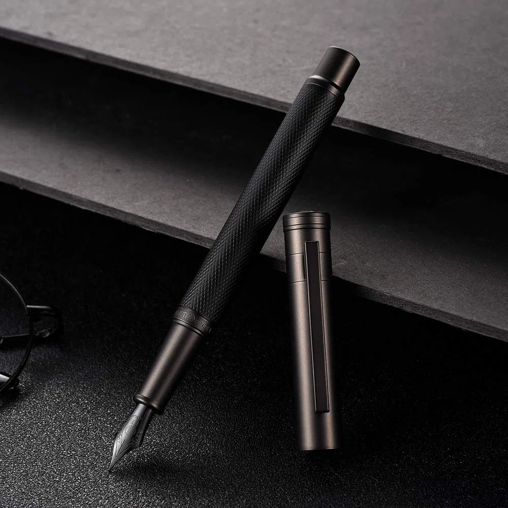 Juego de Pluma Estilográfica Selva Negra Mate con Punta Extrafina Diseño Clásico con Convertidor y Caja de Metal de Hongdian