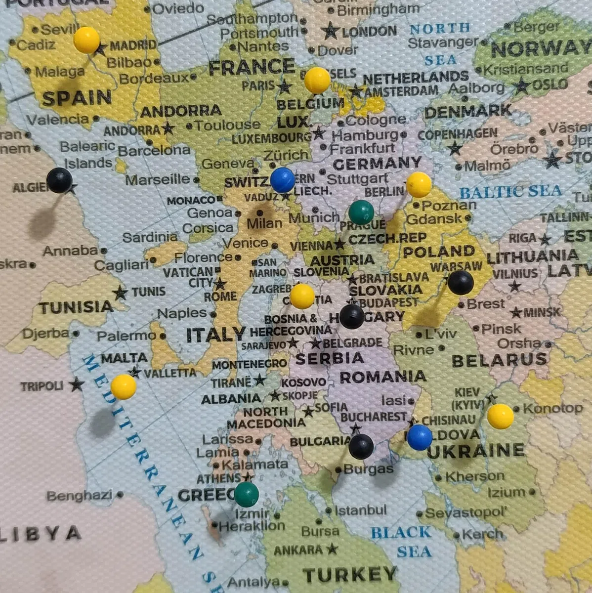 AuthaGraph - Póster de mapa del mundo, mapa de viaje personalizado con chinchetas, mapa de pared de autógrafo clásico, póster de globo preciso, mapa enmarcado del mundo en lienzo, regalo de geografía