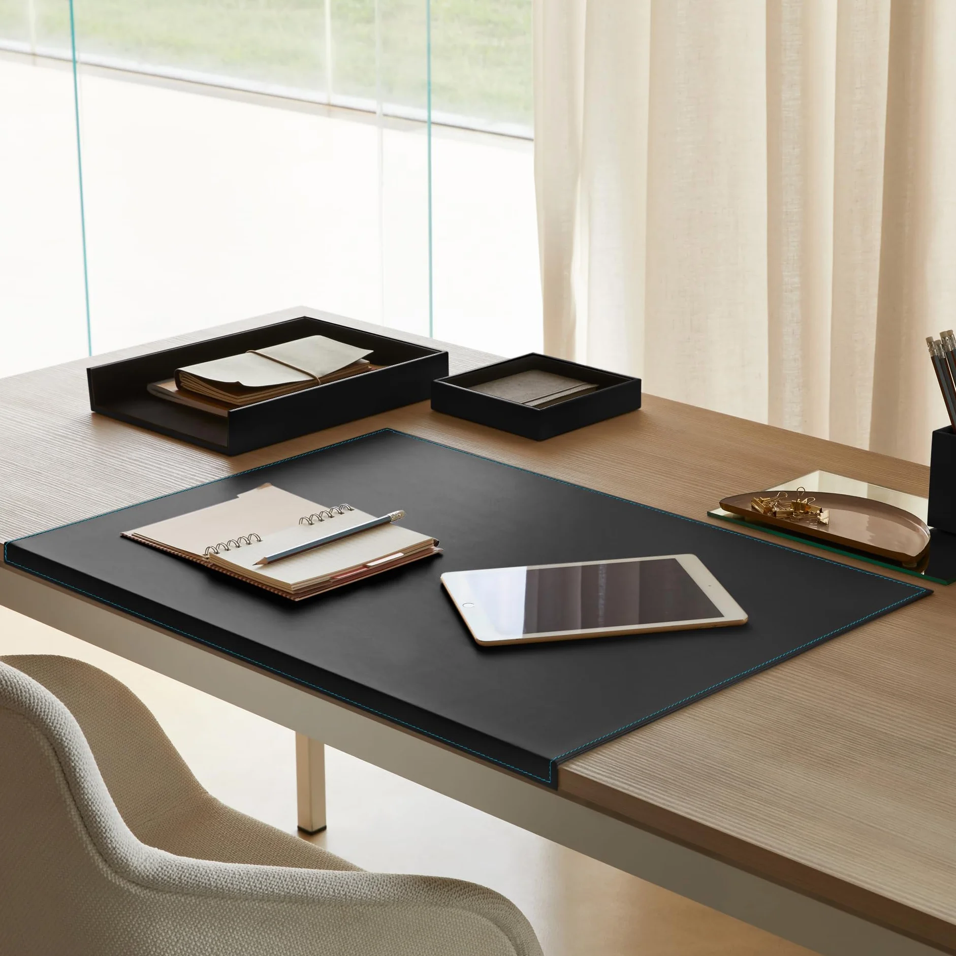 Eglooh - Calliope Deluxe - Protector Mesa Escritorio en Cuero Negro cm 90x60 - Costuras Azul, Antideslizante, Estructura Interna en Acero con Perfil Frontal en Forma de L - Made in Italy