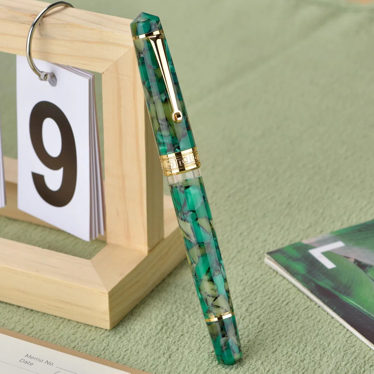 Asvine P20 Piston Pluma estilográfica de punta extrafina, mármol verde, acrílico y borde dorado, colección de escritores suaves con juego de estuche