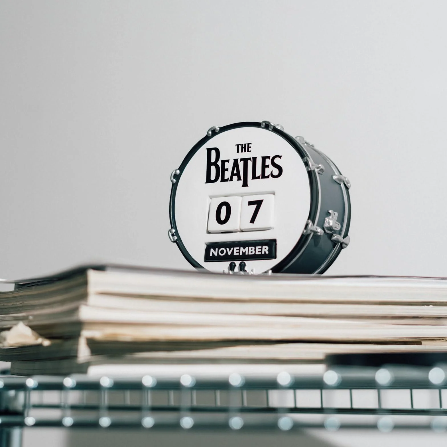 Figura The Beatles, Calendario Perpetuo 3D - Regalo Original : Decoracion Habitacion para amantes de Música Rock - Calendario sobremesa para adultos | The Beatles Merchandising