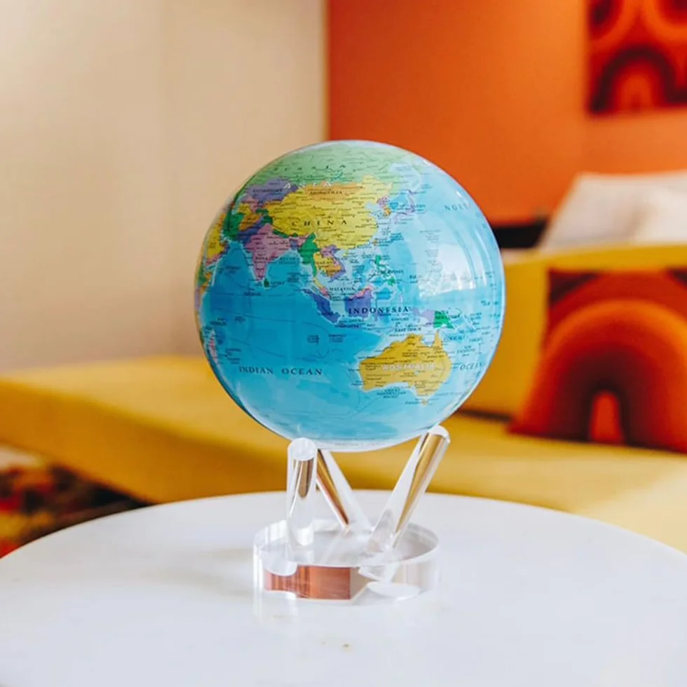 MOVA Globe - Mapa Político Azul Océano Clásico (4,5") | Globo mundial giratorio alimentado por la luz | Decoración educativa del hogar, no se necesitan pilas ni cables