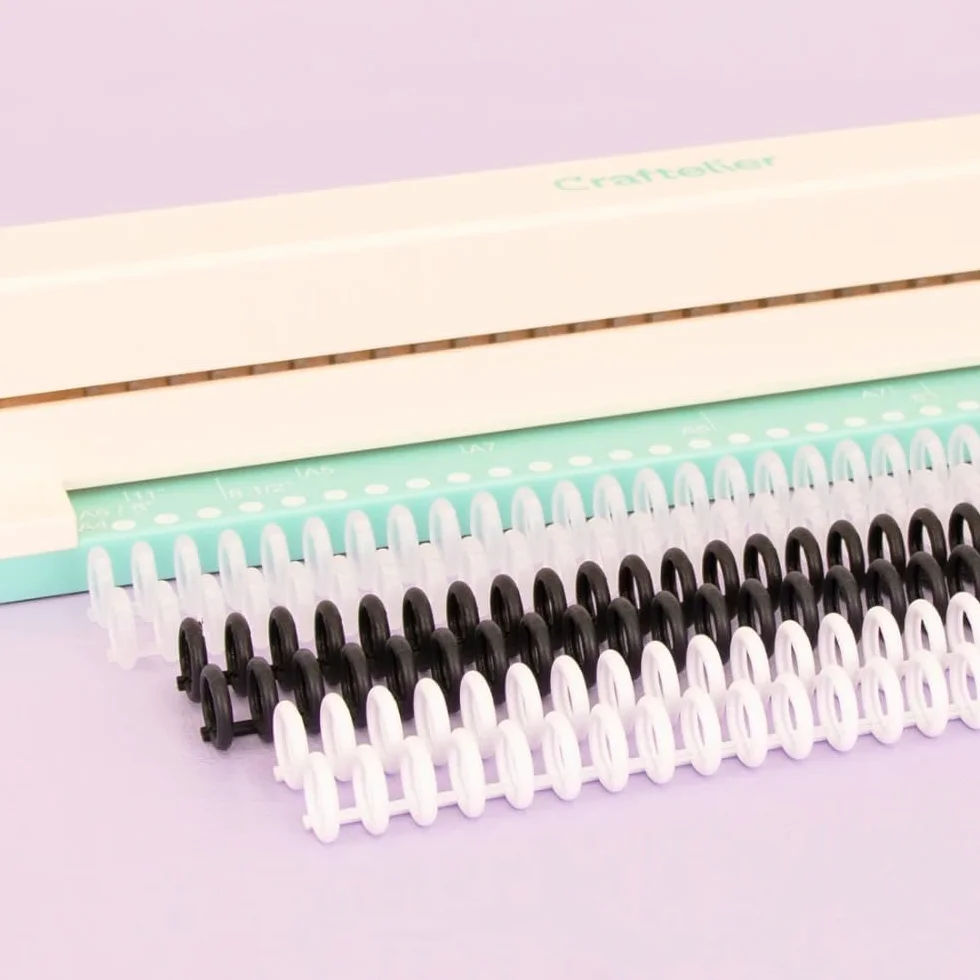 Craftelier - Encuadernadora Manual de 30 Agujeros - Perforadora con 6 Anillas Tonos Blanco y Negro - Perfora hasta 5 Hojas - Compatible con Tamaños de A4, A5, A6, A7 - Para Cuadernos y Scrapbooking