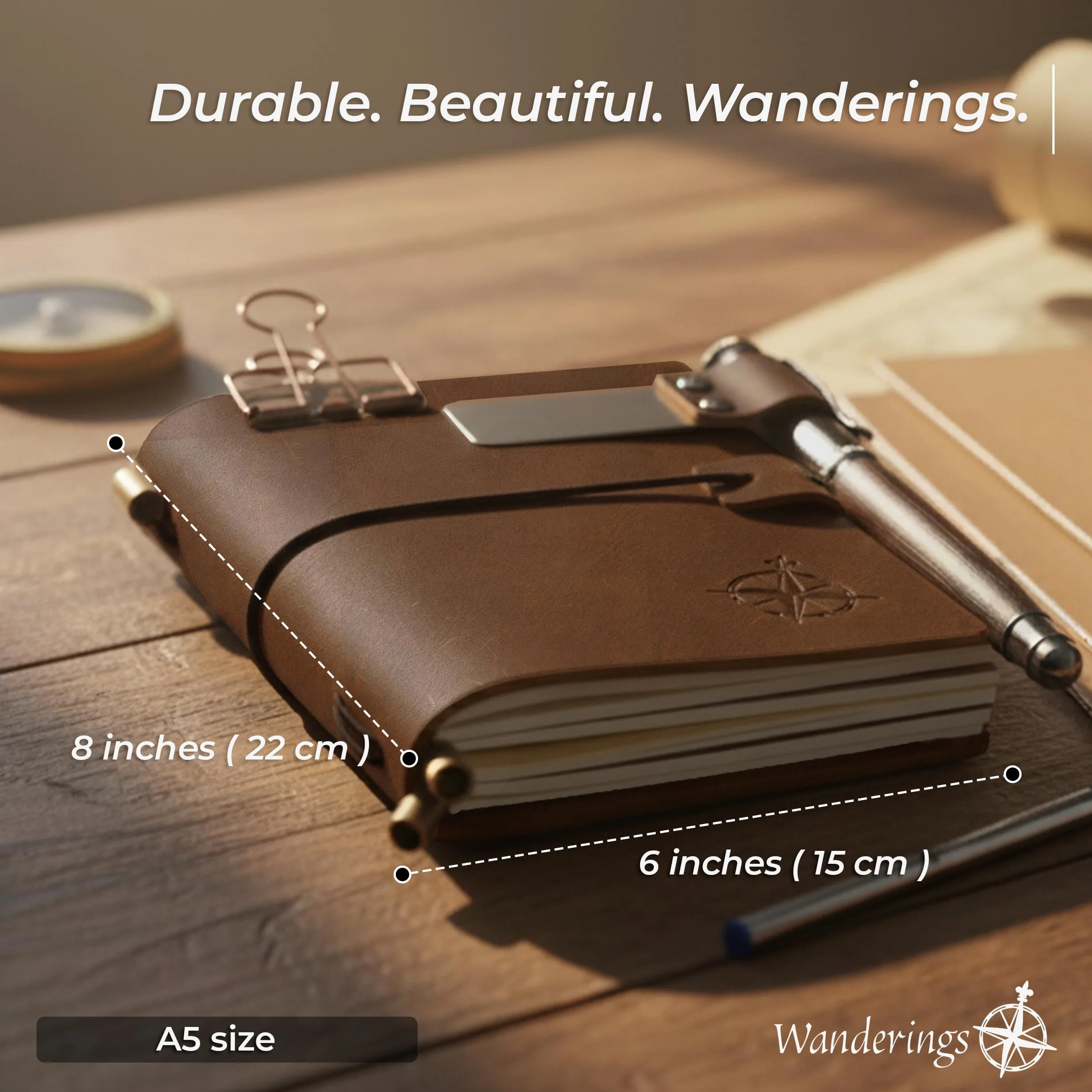 WANDERINGS Cuaderno de Viaje A5 / Diario de Cuero Genuino Hecho a Mano - 22x15 cm Incluye un Portalápices con Bolígrafo y 2 Recargas de Tinta Adicionales, una Carpeta de PVC y un Clip Sujetapapeles