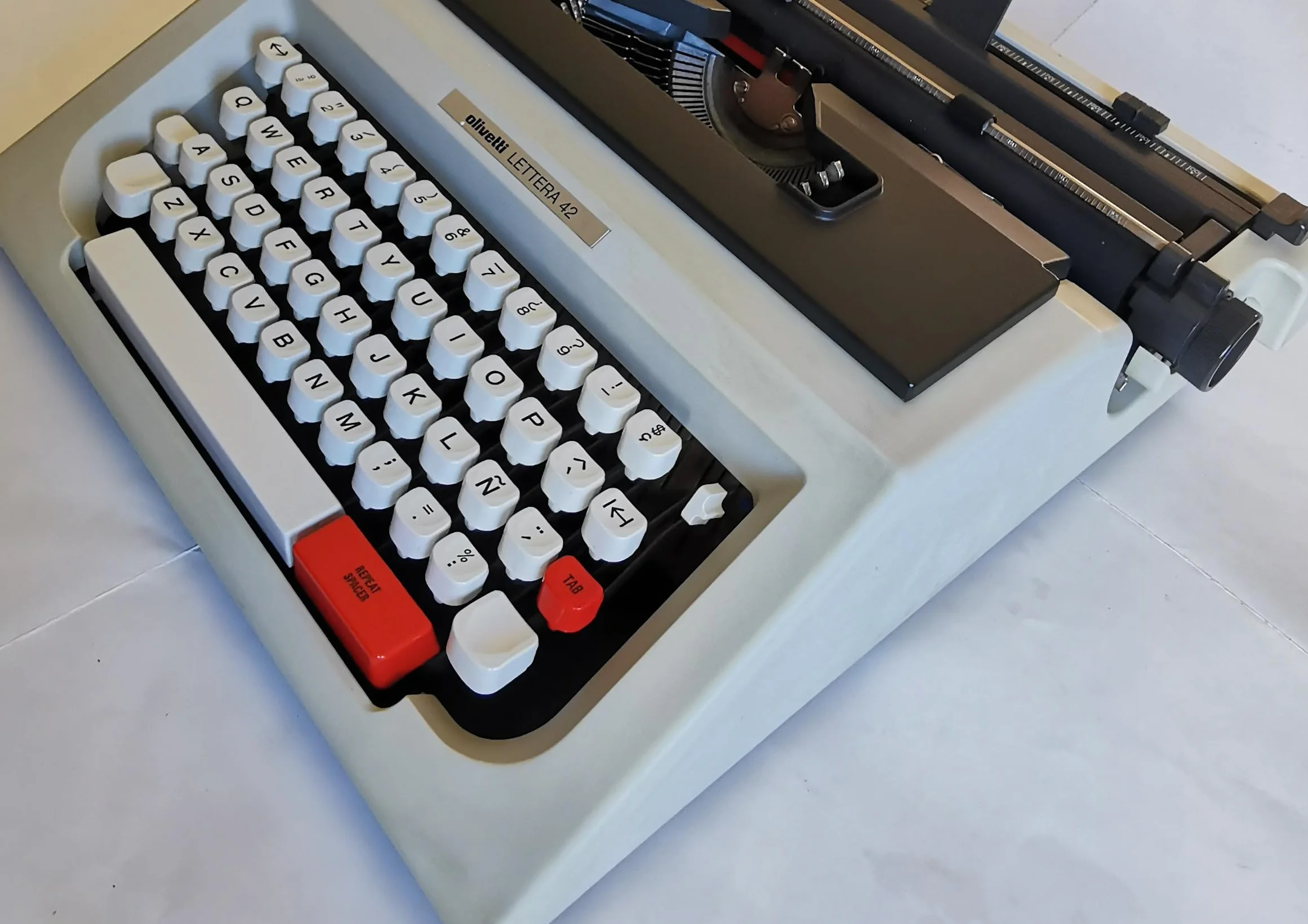 Máquina de Escribir Vintage Olivetti Lettera 42, revisada y dejada Buen Funcionamiento.