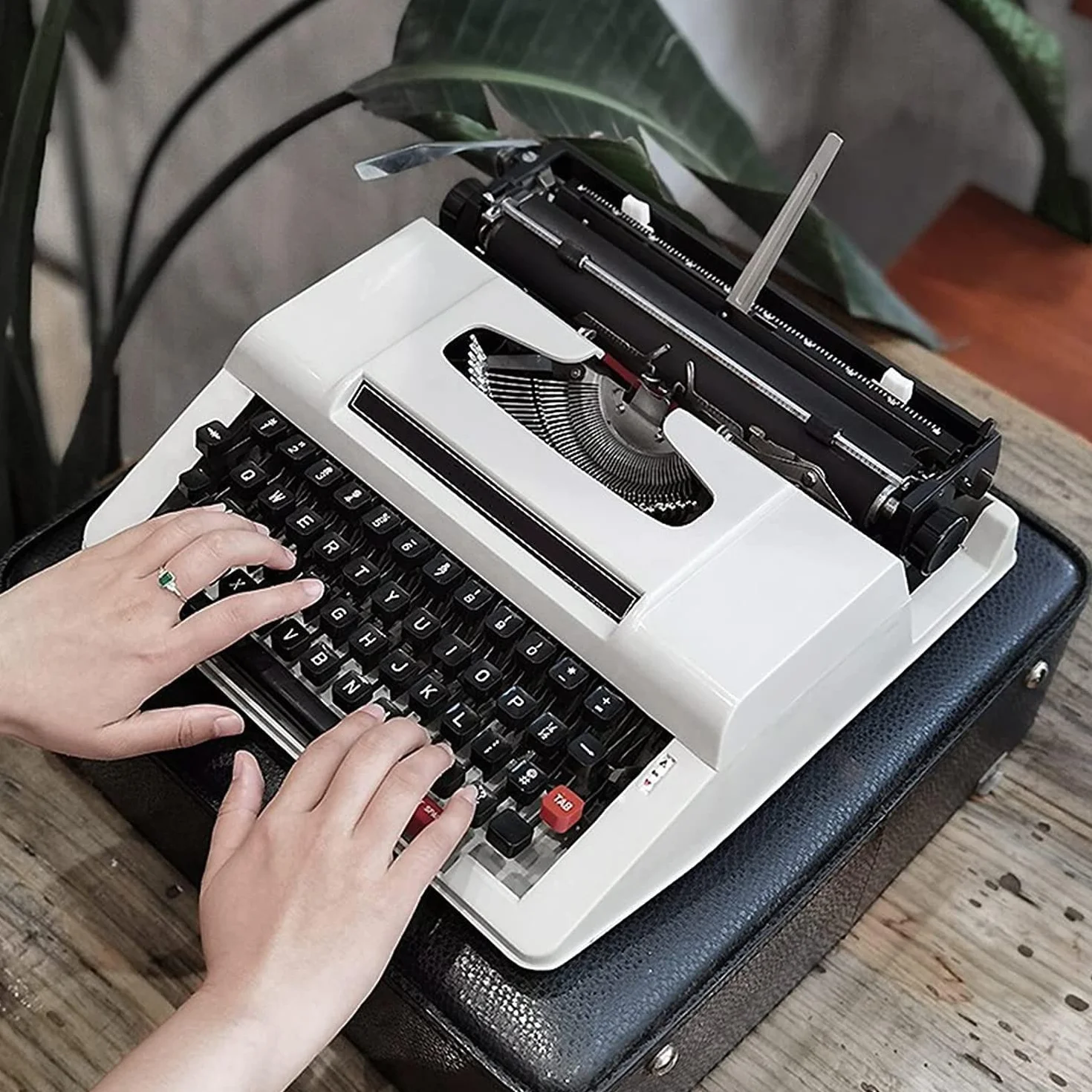 Máquina de escribir vintage, perfecta para escribir novelas en cualquier lugar, máquina de escribir manual retro en rojo y negro con teclado inglés, ideal para escritores aventureros en la selva