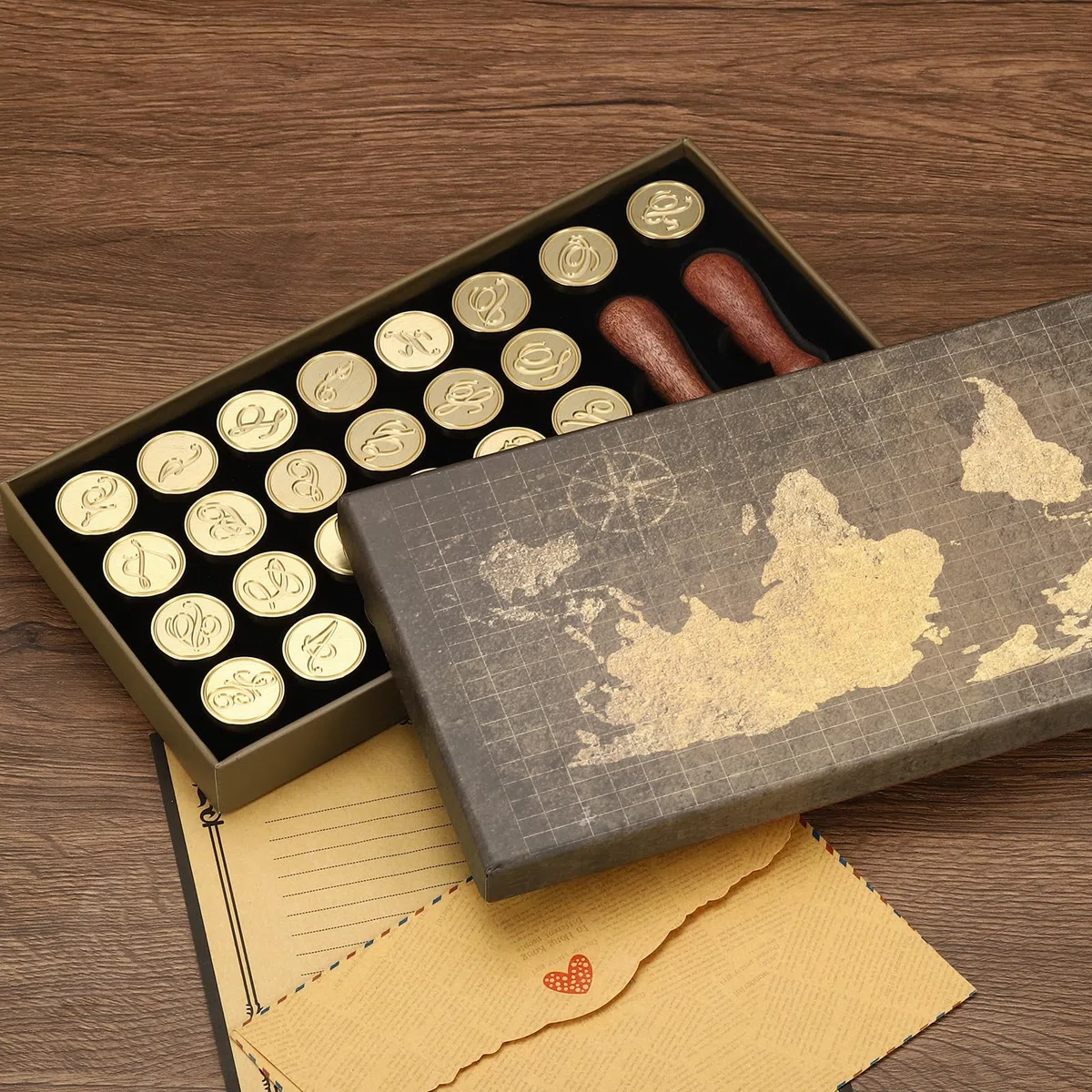 PATIKIL Kit de Sello de Cera del Alfabeto 26 Letras A-Z Sello de Cera para Sellado con 2 Mangos de Madera Caja de Regalo Cabeza de Latón Inicial Vintage Estilo 3
