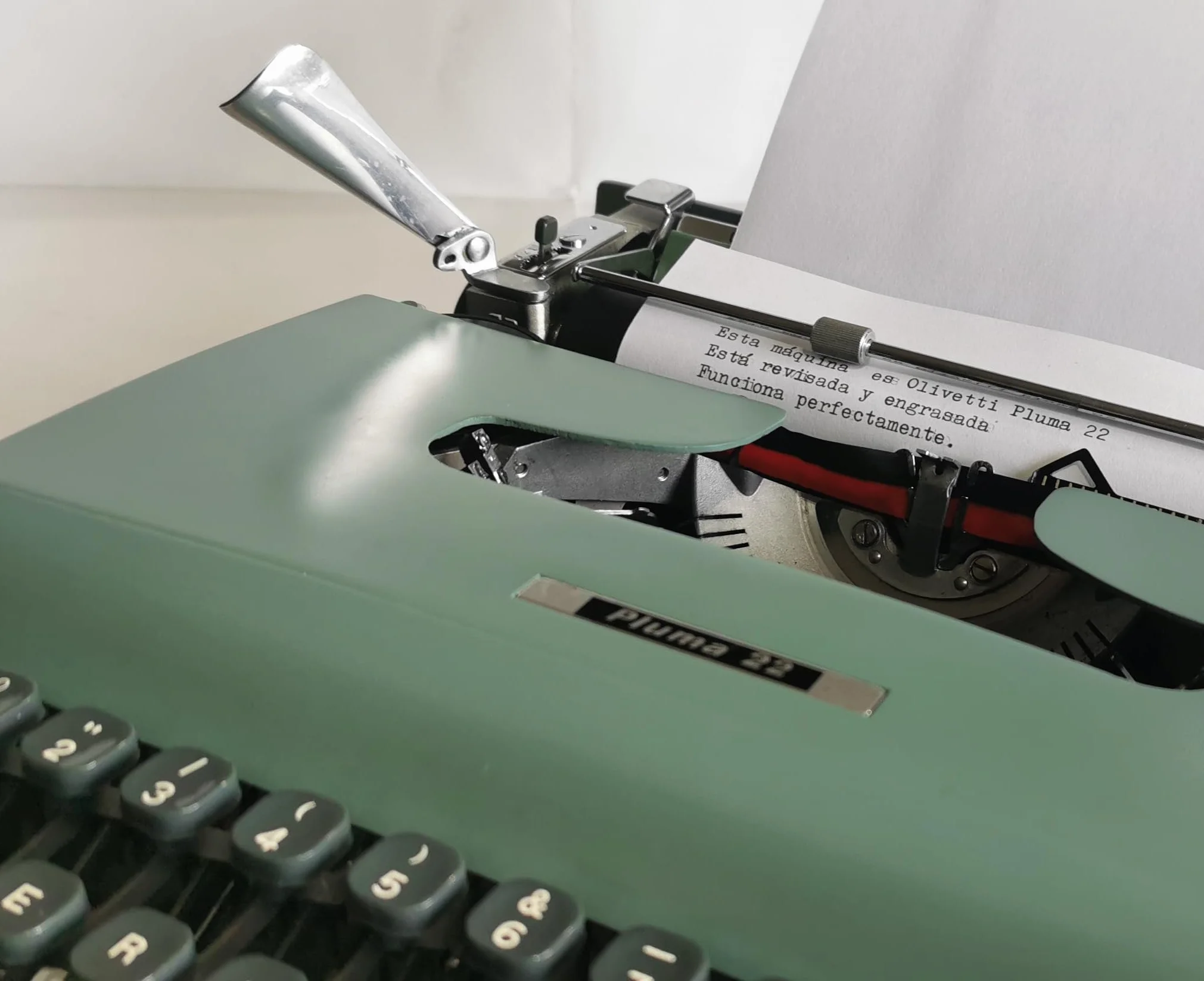 Máquina de Escribir Vintage Olivetti Pluma 22 - Teclado en Castellano Revisada y Puesta a Punto por un Profesional. Funciona Perfectamente. Ideal para Coleccionismo y Uso Personal.