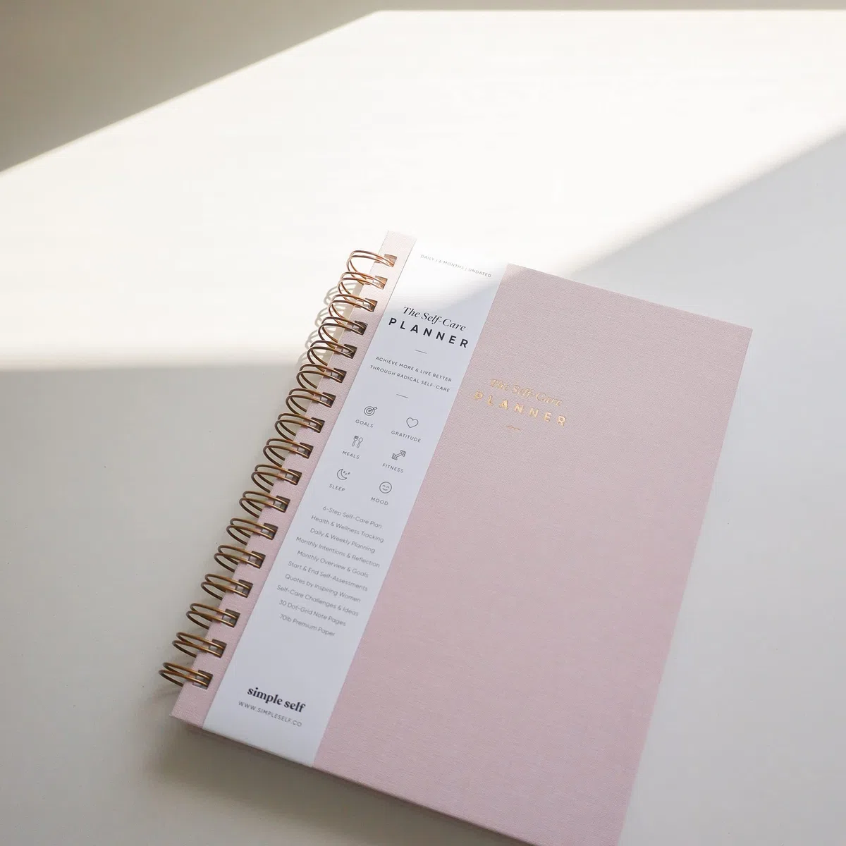 Simple Self The Self-Care Planner by - El mejor planificador semanal de vida para bienestar, alcanzar objetivos, salud, felicidad, productividad, gratitud, comidas, fitness, espiral sin fecha, 12