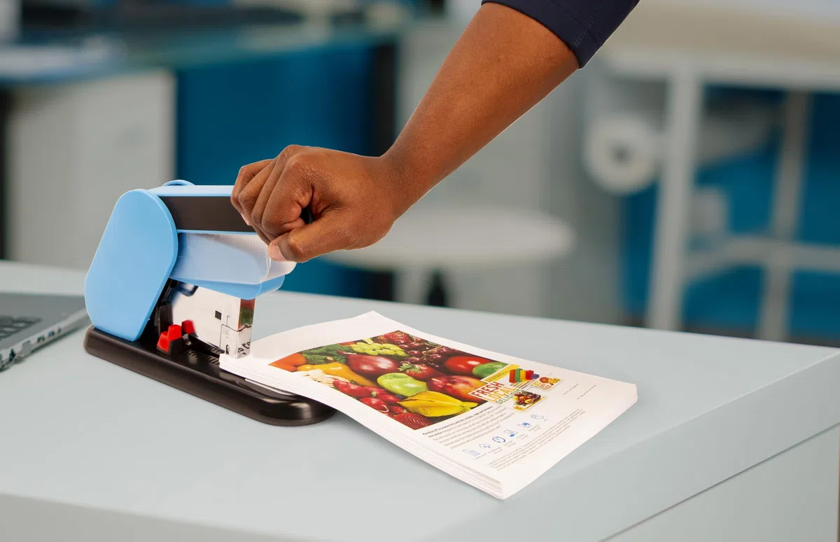 Grapadora moderna resistente, palanca sin esfuerzo, capacidad para 190 hojas, 2.000 grapas resistentes incluidas, engrapadora de escritorio, grapadora grande de oficina comercial Better Office