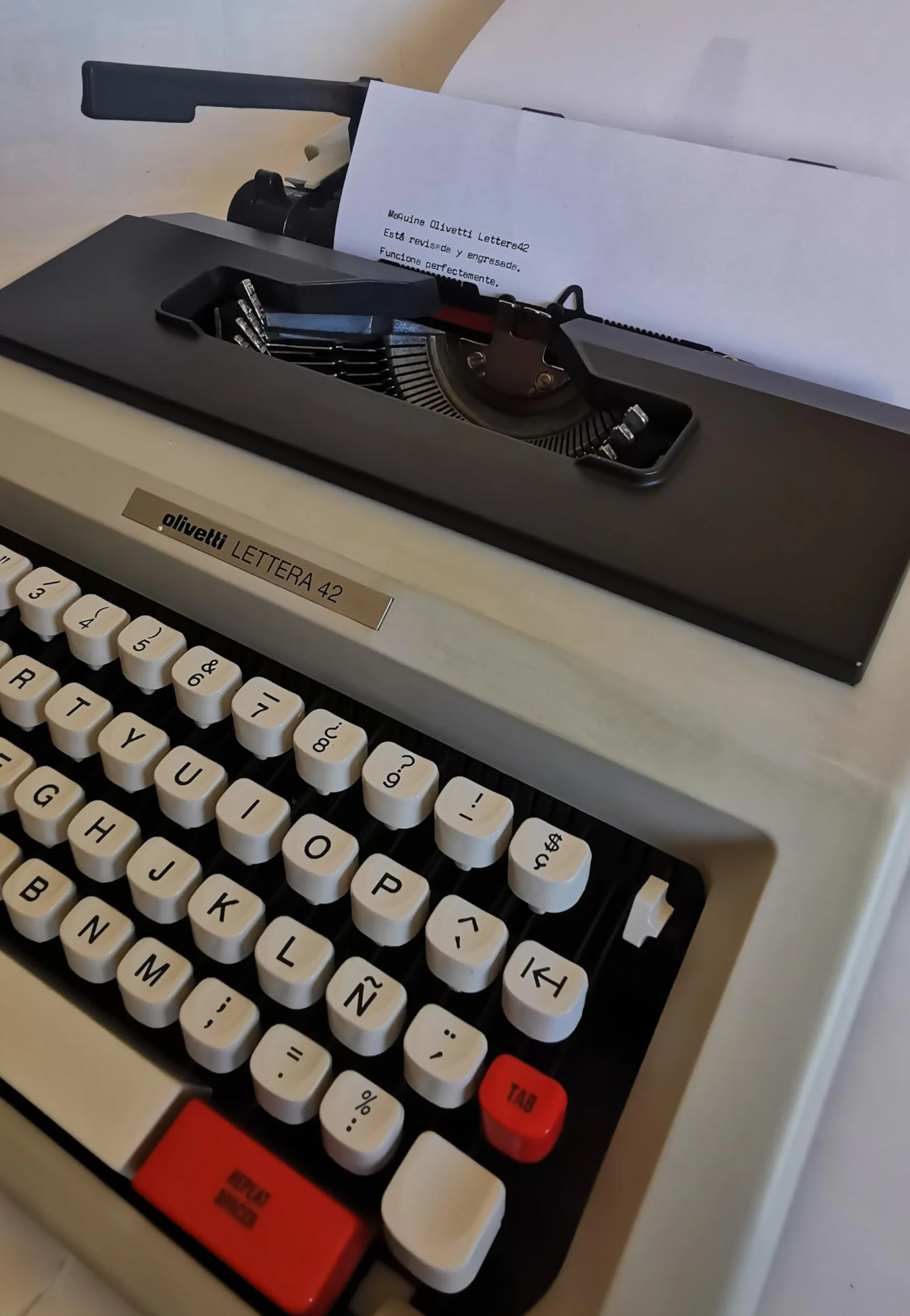 Máquina de Escribir Vintage Olivetti Lettera 42, revisada y dejada Buen Funcionamiento.