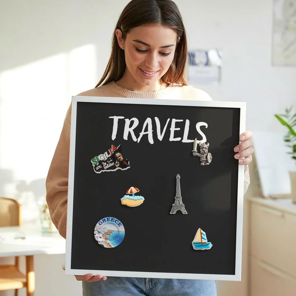 Pizarra Magnética de Pared 40x60 cm | con Marco Blanco | Travels | Montaje Fácil | Tablero Imantado | Para Imanes Turísticos, Recuerdos de Viaje y Fotos | Decoración para Salón o Pasillo