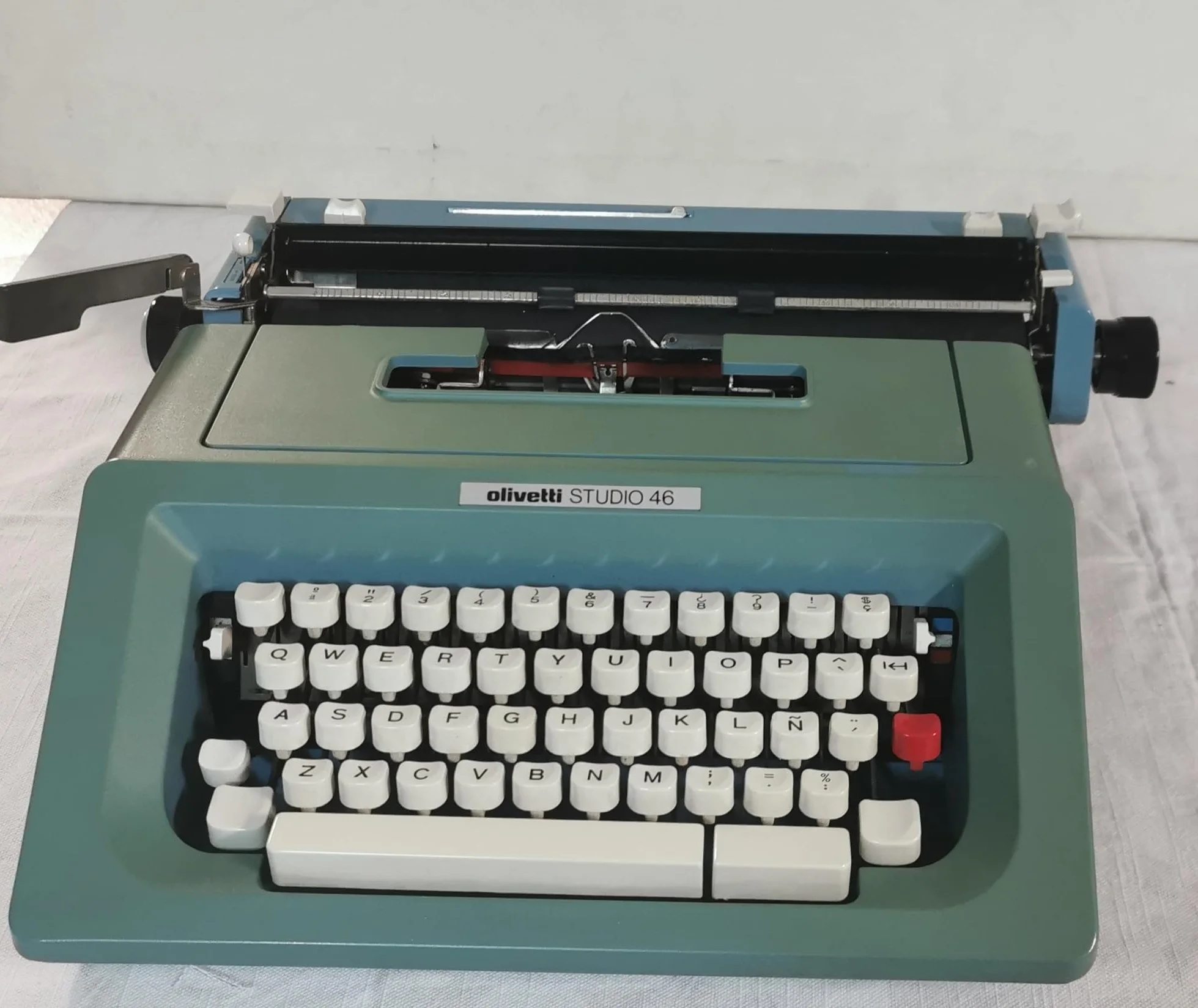 Máquina de Escribir Vintage Olivetti Studio 46 - Teclado en Castellano Revisada y Puesta a Punto por un Profesional. Funciona Perfectamente. Ideal para Coleccionismo y Uso Personal.