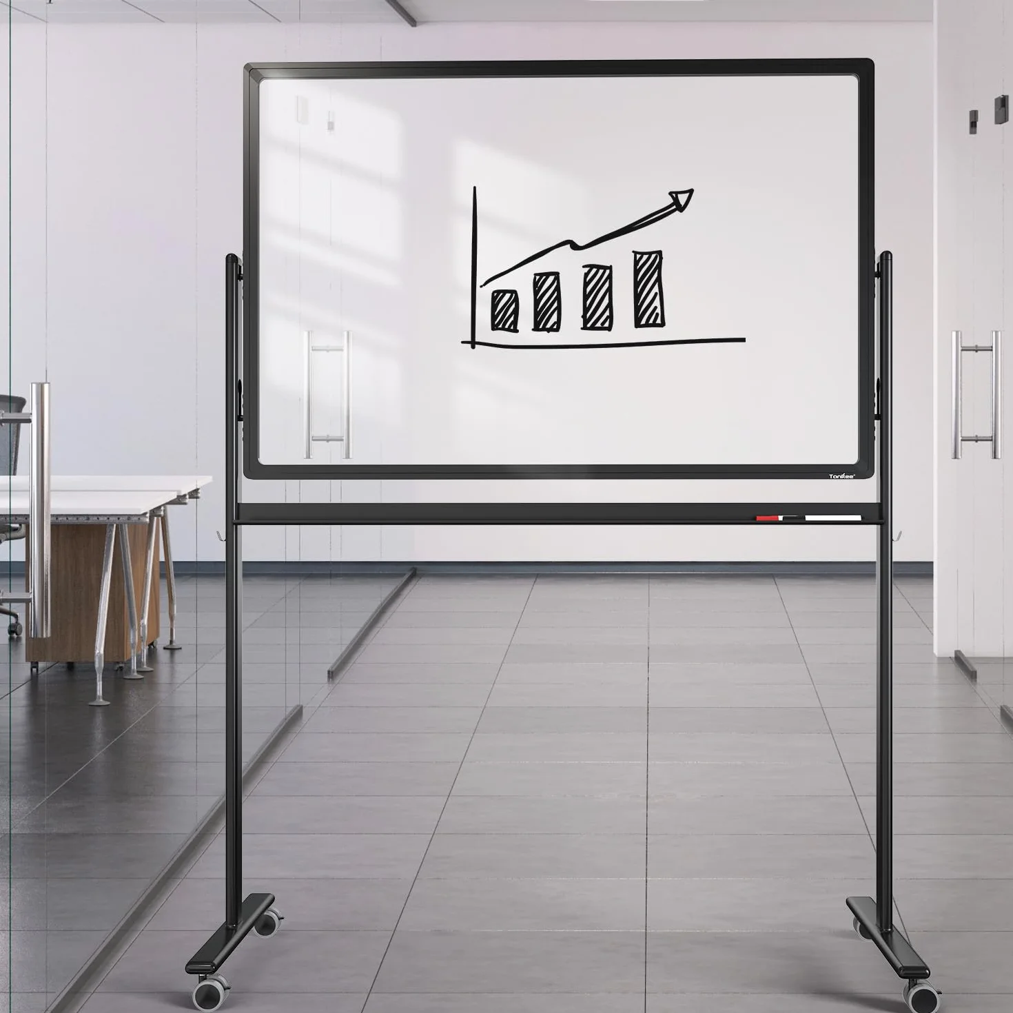 TANKEE - Pizarra blanca móvil de vidrio transparente sobre ruedas, pizarra de borrado en seco de 48 x 32 pulgadas con soporte, pizarra blanca rodante grande con 25 hojas de papel de papel, tablero de