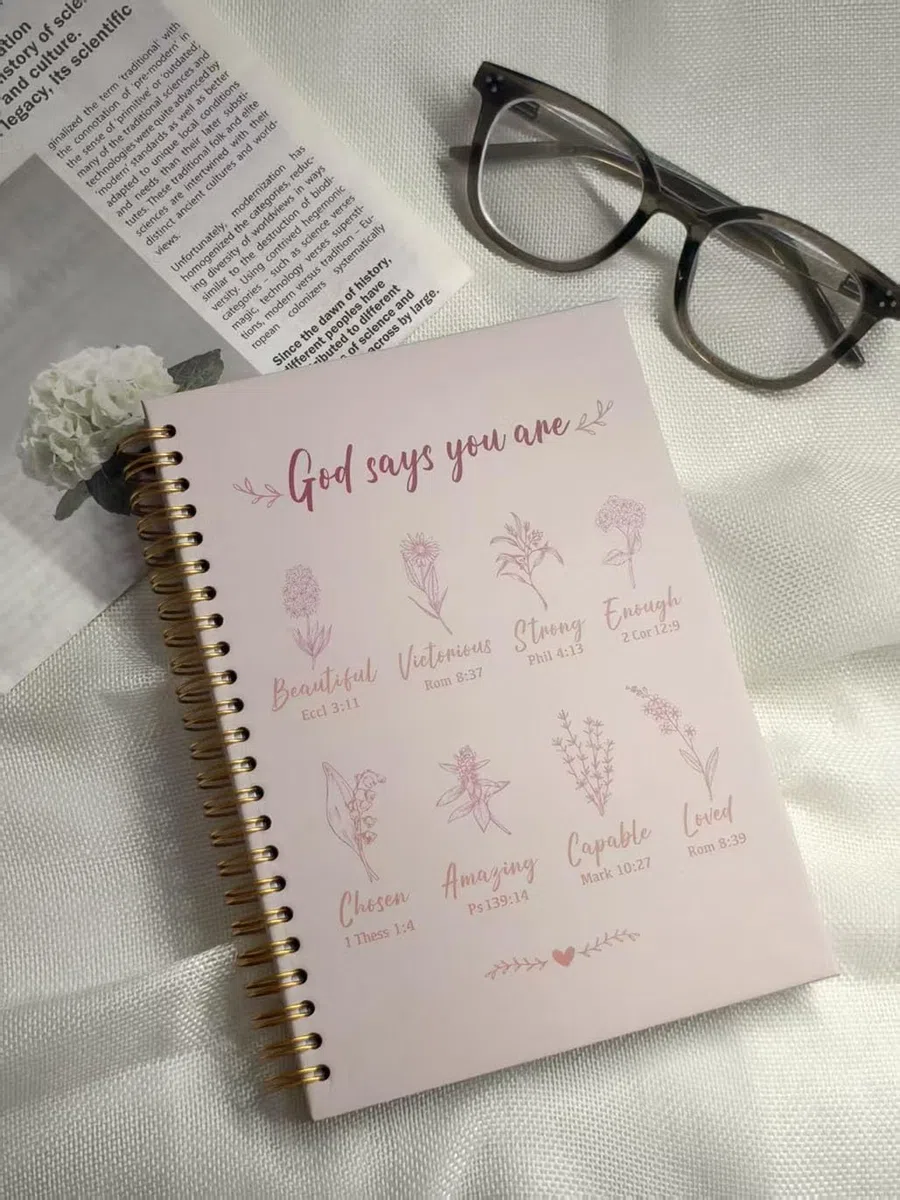 Cuadernos cristianos en espiral para mujer, diario de oración de estudio bíblico, lácteos con Dios dice, 140 páginas, cuaderno de tapa dura encuadernado en espiral, con rayas universitarias, regalos