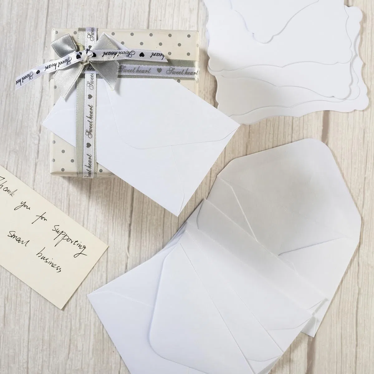 Paquete de 100 mini sobres blancos con tarjetas de notas blancas en blanco, sobres pequeños autoadhesivos para tarjetas de visita pequeñas (4 x 2.7 pulgadas, blanco y blanco)